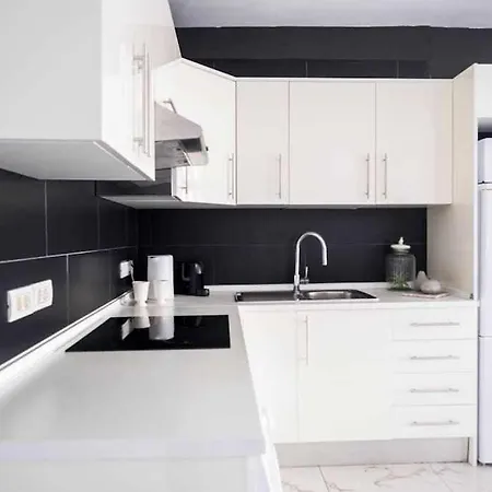 The Black House In דירה