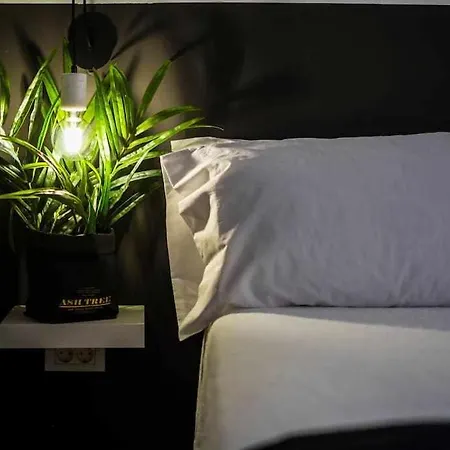 The Black House In * אדחה