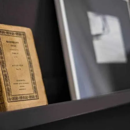 The Black House In אדחה