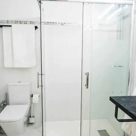 The Black House In דירה