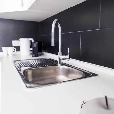 דירה The Black House In אדחה