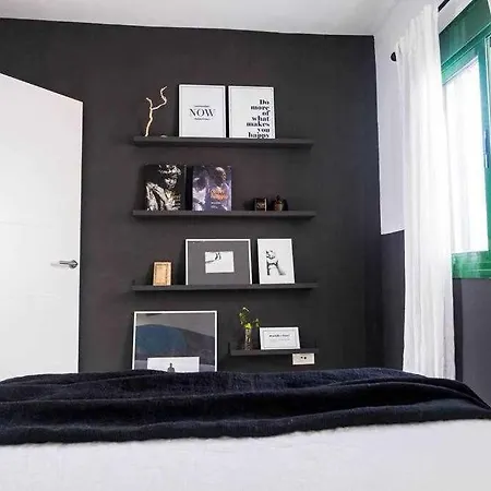 דירה The Black House In